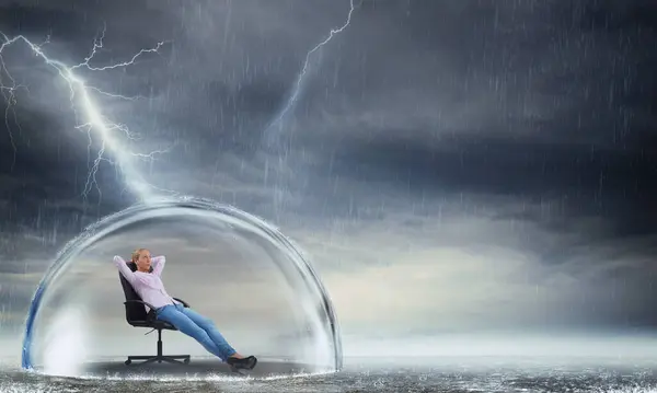 女性は保険と保護の概念として嵐の間にリラックスしています ストック画像
