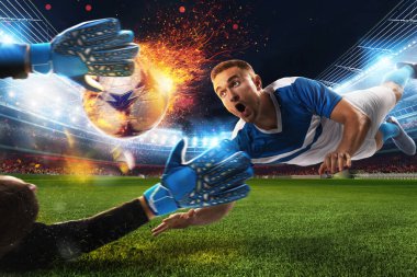 Futbol stadyumunda ateşli bir topla güçlü bir futbolcu vuruşu.