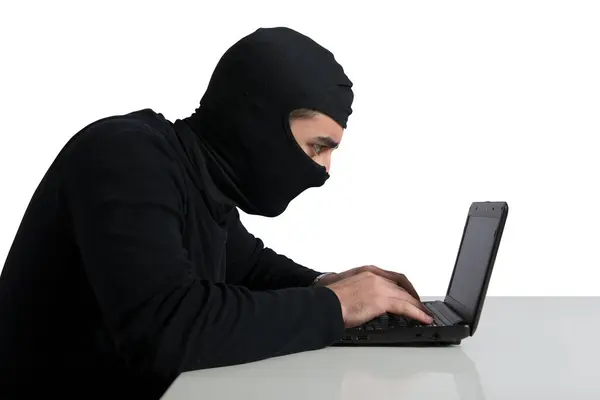 隠されたハッカーはオンラインでデータを盗むために働く ロイヤリティフリーのストック画像
