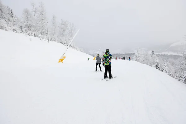 Bukovel Ucrânia Dezembro Esquiadores Fronteiras Neve Estão Encosta Estância Esqui — Fotografia de Stock