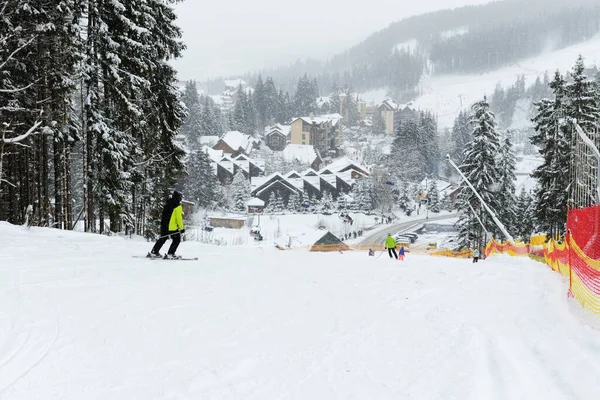 Bukovel Ucrânia Dezembro Esquiadores Fronteiras Neve Estão Encosta Estância Esqui — Fotografia de Stock