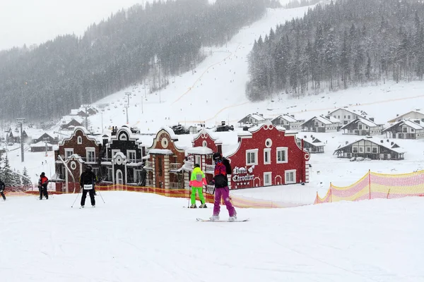 Bukovel Ukraine Dezember Die Skifahrer Und Snowboarder Sind Hang Skigebiet — Stockfoto