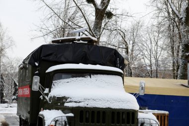 BILA TSERKVA, UKRAINE - 13 ARALIK: Hükümetin 13 Aralık 2022 tarihinde Ukrayna 'nın Bila Tserkva kentinde halka sağladığı Starlink İnternet, elektrik, ısı ve su ile Yok Olmazlık Noktası. 