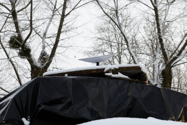 BILA TSERKVA, UKRAINE - 13 ARALIK: Hükümetin 13 Aralık 2022 tarihinde Ukrayna 'nın Bila Tserkva kentinde halka sağladığı Starlink İnternet, elektrik, ısı ve su ile Yok Olmazlık Noktası. 