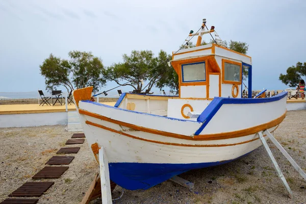 Geleneksel Yunan Motorlu Teknesi Yunanistan Santorini Adasında Bir Plajda Bulunuyor — Stok fotoğraf