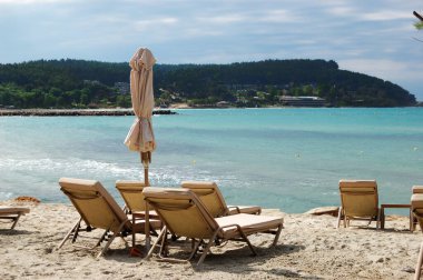 şezlong üzerinde plaj ve turkuaz su modern lüks otel, Halkidikya, Yunanistan