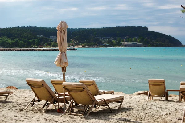 モダンで豪華なホテル ハルキディキ ギリシャでビーチとターコイズの水でサンベッド — ストック写真