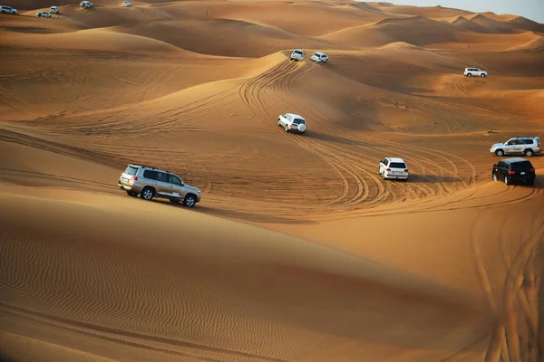 オフロード車のドバイ砂漠旅行は ドバイ Uaeの主要な観光スポットです — ストック写真