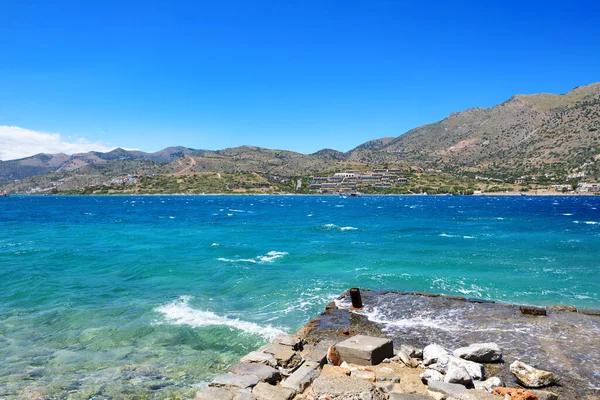 Spinalonga Adası 'ndaki kale ve Yunanistan' ın Girit adasındaki otel manzarası