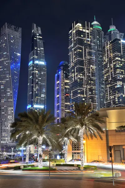 Dubai Uae November Nattbelysningen Dubai Marina Och Cayan Tower Den Royaltyfria Stockfoton