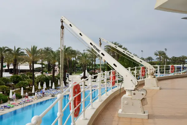 Antalya Turquía Abril Decoración Grúa Piscina Hotel Titanic Beach Lara Fotos de stock libres de derechos
