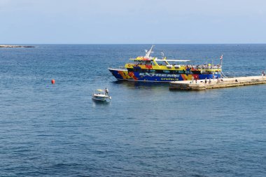 SLIEMA, MALTA - 20 Nisan 2015 tarihinde Sliema, Malta 'da turistler için ekstrem seyir motorlu yatı. 2015 yılında 1.6 milyondan fazla turistin Malta 'yı ziyaret etmesi bekleniyor.