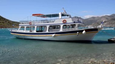 Turist taşımacılığı için geleneksel Yunan motor yatı Yunanistan 'ın Spinalonga adası yakınlarında bulunuyor