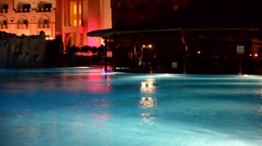 Lüks otelin havuzundaki bar. Gece aydınlanması, Hurghada, Mısır.