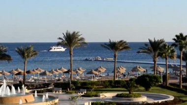 Lüks otelin motor yatı ve plajı çeşme sesi ile, Sharm el Sheikh, Mısır