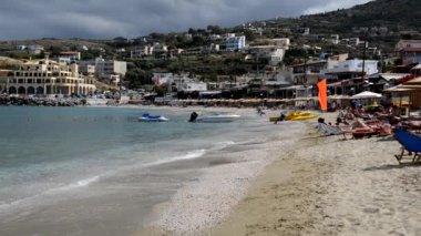 Lüks otelden Yunanistan 'ın Girit sahiline doğru sola dönüyor.