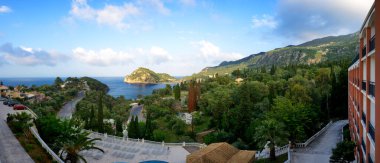 Güneş doğarken bir körfez ve sahil manzarası, Korfu, Yunanistan