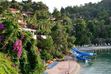 Akdeniz Türk tatil beldesinde su parkı slaytlı sahil, Fethiye, Türkiye