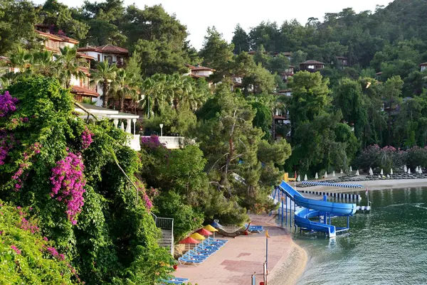 Akdeniz Türk tatil beldesinde su parkı slaytlı sahil, Fethiye, Türkiye