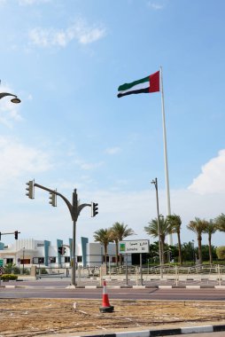 DUBAI, BAE - 16 Kasım 2019 'da Etihad Müzesi ve Jumeira Caddesi yakınlarındaki Birleşik Arap Emirlikleri bayrağı