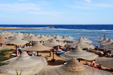 Sharm El Sheikh, Mısır - 29 Kasım: Turist popüler otel plaj üzerinde 29 Kasım 2013 Sharm el Sheikh, Mısır vardır. Kadar 12 milyon turist için 2013 yılında Mısır ziyaret etmiştir.