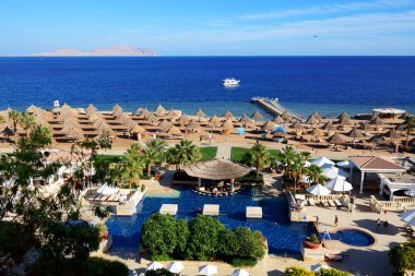 SHARM EL SHEIKH, EGYPT - 5 Aralık 2013 'te turistler, 5 Aralık 2013' te Sharm el Sheikh, Mısır 'da bulunan Sheraton Sharm Hotel, Resort, Villas and Spa Hotel' de tatildeler. 2013 yılında Mısır 'ı 12 milyona kadar turist ziyaret etti.