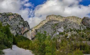 İtalya 'nın dağlık kesimlerinde yürüyüş