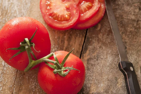 Krojenie Świeżych Dojrzałych Czerwonych Soczystych Pomidorów Winorośli Nożem Kuchennym Starym — Zdjęcie stockowe