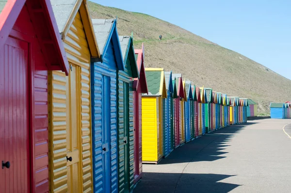 Rückläufige Reihe Bunter Strandhütten Aus Holz Die Sich Sommerferien Und — Stockfoto