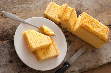 Taze pişmiş kek dilimleri bir tabak çatalla yukarıdan seyredilen lezzetli çay saati atıştırmalıkları için.