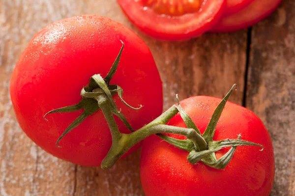 Gros Plan Authentiques Tomates Rouges Mûres Sur Banc Rustique Bois — Photo