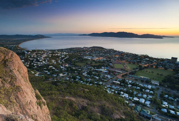 黄昏时分 从澳大利亚昆士兰州汤斯维尔的山上眺望远方的地平线 天空五彩斑斓 磁岛扑面而来 图库图片