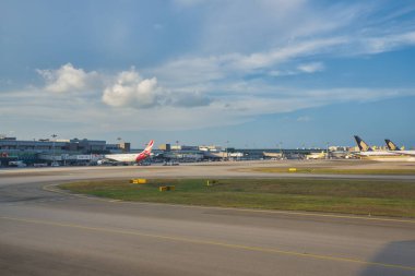 SINGAPORE - CIRCA JANUARY, 2020: Changi Uluslararası Havalimanı gündüz jet uçaklarında görüldü.
