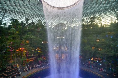 SINGAPORE - CIRCA JANUARY, 2020: Jewel Changi Havalimanı 'nda 40 metre ayakta duran dünyanın en büyük ve en uzun şelalesi Yağmur Girdabı manzarası.