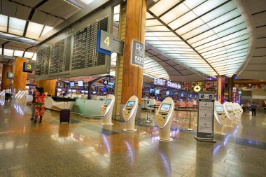 SINGAPORE - CIRCA JANUARY, 2020: Terminal 2, Singapur Changi Havaalanı 'ndaki self-servis tesisleri. Changi Havaalanı Singapur 'a hizmet veren büyük bir sivil havaalanıdır..