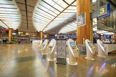 SINGAPORE - CIRCA JANUARY, 2020: Terminal 2, Singapur Changi Havaalanı 'ndaki self-servis tesisleri. Changi Havaalanı Singapur 'a hizmet veren büyük bir sivil havaalanıdır..