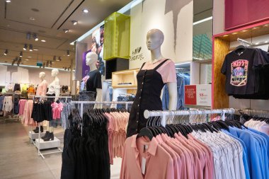 SINGAPORE - 19 Ocak 2020: Singapur 'daki H & M mağazasının içi. H & M, hızlı moda kıyafetleriyle tanınan İsveçli çok uluslu giyim perakende şirketidir..