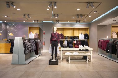 SINGAPORE - 19 Ocak 2020: Singapur 'daki H & M mağazasının içi. H & M, hızlı moda kıyafetleriyle tanınan İsveçli çok uluslu giyim perakende şirketidir..