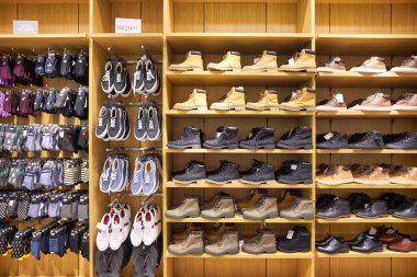 SINGAPORE - 19 Ocak 2020: Singapur 'daki H & M mağazasının içi. H & M, hızlı moda kıyafetleriyle tanınan İsveçli çok uluslu giyim perakende şirketidir..