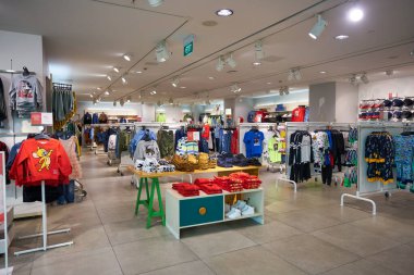 SINGAPORE - 19 Ocak 2020: Singapur 'daki H & M mağazasının içi. H & M, hızlı moda kıyafetleriyle tanınan İsveçli çok uluslu giyim perakende şirketidir..