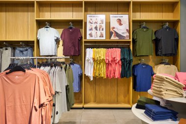 SINGAPORE - 19 Ocak 2020: Singapur 'daki H & M mağazasının içi. H & M, hızlı moda kıyafetleriyle tanınan İsveçli çok uluslu giyim perakende şirketidir..