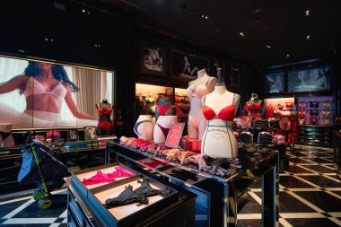 SINGAPORE - 19 Ocak 2020: Victoria 's Secret mağazasının içi. Victoria 's Secret, Amerikalı kadın iç çamaşırı, kadın giyim ve güzellik ürünleri üreticisi ve pazarlamacısı..