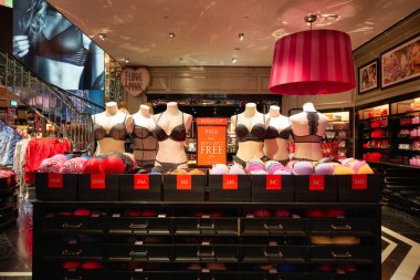 SINGAPORE - 19 Ocak 2020: Victoria 's Secret mağazasının içi. Victoria 's Secret, Amerikalı kadın iç çamaşırı, kadın giyim ve güzellik ürünleri üreticisi ve pazarlamacısı..