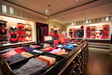 SINGAPORE - 19 Ocak 2020: Victoria 's Secret mağazasının içi. Victoria 's Secret, Amerikalı kadın iç çamaşırı, kadın giyim ve güzellik ürünleri üreticisi ve pazarlamacısı..