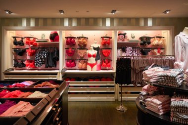 SINGAPORE - 19 Ocak 2020: Victoria 's Secret mağazasının içi. Victoria 's Secret, Amerikalı kadın iç çamaşırı, kadın giyim ve güzellik ürünleri üreticisi ve pazarlamacısı..