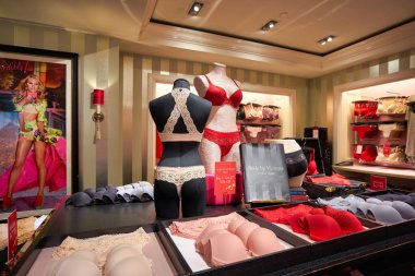 SINGAPORE - 19 Ocak 2020: Victoria 's Secret mağazasının içi. Victoria 's Secret, Amerikalı kadın iç çamaşırı, kadın giyim ve güzellik ürünleri üreticisi ve pazarlamacısı..