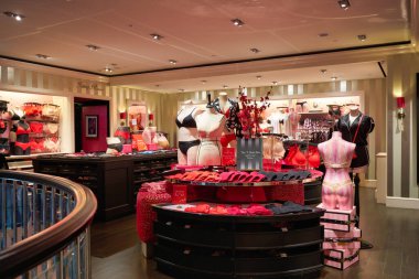 SINGAPORE - 19 Ocak 2020: Victoria 's Secret mağazasının içi. Victoria 's Secret, Amerikalı kadın iç çamaşırı, kadın giyim ve güzellik ürünleri üreticisi ve pazarlamacısı..