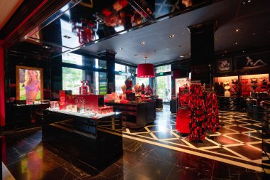 SINGAPORE - 19 Ocak 2020: Victoria 's Secret mağazasının içi. Victoria 's Secret, Amerikalı kadın iç çamaşırı, kadın giyim ve güzellik ürünleri üreticisi ve pazarlamacısı..