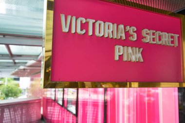 ŞARKI - 19 HAZİRAN 2020: Singapur 'da Victoria' s Secret Pink tabelasının yakın çekimi.