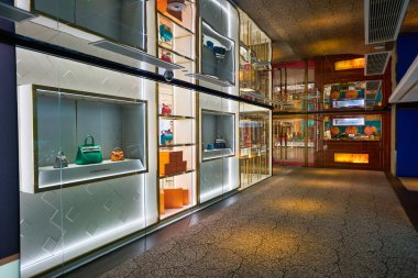 SINGAPORE - CIRCA JANUARY, 2020: Singapur 'daki bir alışveriş merkezinin içi.